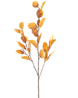 Die künstliche Blume Zitronenblatt 107 cm gelb hat einen einzelnen braunen Zweig mit Büscheln gelber Herbstblätter, isoliert auf einem weißen Hintergrund.