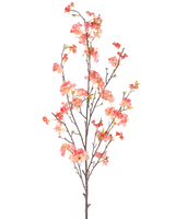 Die pfirsichfarbene Kunstblume Kirschblüte 150 cm hat einen einzelnen hohen Zweig mit mehreren dünnen Stielen, der mit Büscheln kleiner rosa und roter Blüten und einigen grünen Blättern vor einem schlichten weißen Hintergrund verziert ist.