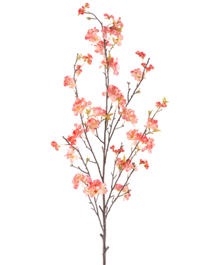 Die pfirsichfarbene Kunstblume Kirschblüte 150 cm hat einen einzelnen hohen Zweig mit mehreren dünnen Stielen, der mit Büscheln kleiner rosa und roter Blüten und einigen grünen Blättern vor einem schlichten weißen Hintergrund verziert ist.