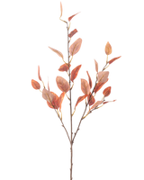 Eine einzelne künstliche Eukalyptusblume 104 cm mit mehreren dünnen Stielen und ovalen roten Herbstblättern vor einem schlichten weißen Hintergrund.