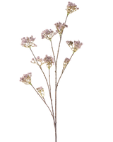 Die künstliche Blume Baby's Breath 112 cm lila hat einen schlanken Stiel mit mehreren Zweigen, die jeweils mit Büscheln zarter hellvioletter Blüten vor einem schlichten weißen Hintergrund verziert sind.