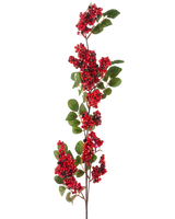 Die künstliche Beerenblume 104 cm rot besteht aus einem einzelnen Zweig mit Büscheln kleiner, leuchtend roter Beeren und grünen Blättern vor einem weißen Hintergrund.