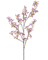 Die künstliche Beerenblume 107 cm lila hat einen einzelnen schlanken Zweig mit mehreren dünnen Stielen, die jeweils mit Büscheln kleiner, runder hellvioletter Beeren und einigen grünen Blättern vor einem schlichten weißen Hintergrund verziert sind.