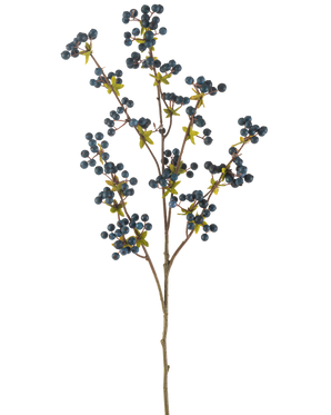 Die künstliche Beerenblume 104 cm dunkelblau ist ein einzelner dünner Zweig mit grünen Blättern und Büscheln kleiner, runder, dunkelblauer Beeren, dargestellt auf einem schlichten weißen Hintergrund.