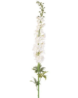 Die künstliche Blume Rittersporn 137 cm weiß ist ein hoher künstlicher Sporenstiel mit mehreren kleinen weißen Blüten entlang der Länge und grünen Blättern an der Basis vor einem schlichten weißen Hintergrund.