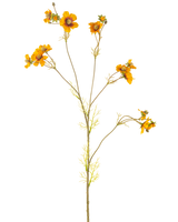 Der künstliche Blumenkörbchen 95 cm gelb hat einen einzelnen hohen Stiel mit dünnen Zweigen, die jeweils mit Büscheln leuchtend orange-gelber Blüten und zartgrünen Blättern vor einem schlichten weißen Hintergrund verziert sind.