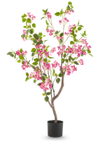 Die künstliche Bougainvillea 120 cm hat mehrere Zweige, grüne Blätter und Büschel leuchtend rosa Blüten vor einem schlichten weißen Hintergrund.
