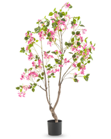 Die künstliche Bougainvillea 150 cm ist eine hohe Kunstpflanze mit mehreren Zweigen, grünen Blättern und leuchtend rosa Blüten in einem schwarzen Topf vor einem schlichten weißen Hintergrund.