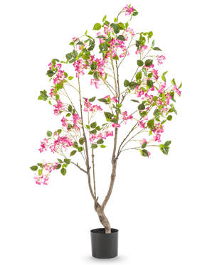 Die künstliche Bougainvillea 150 cm ist eine hohe Kunstpflanze mit mehreren Zweigen, grünen Blättern und leuchtend rosa Blüten in einem schwarzen Topf vor einem schlichten weißen Hintergrund.