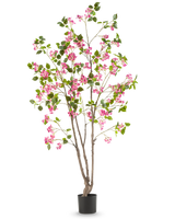 Die künstliche Bougainvillea 180 cm ist eine hohe Kunstpflanze mit mehreren braunen Stielen, grünen Blättern und leuchtend rosa Blüten in einem schwarzen Topf vor einem schlichten weißen Hintergrund.