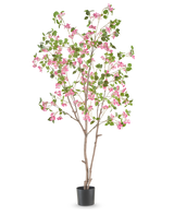 Die künstliche Bougainvillea 210 cm ist ein hoher Kunstbaum mit schlanken braunen Zweigen, grünen Blättern und leuchtend rosa Blütensträußen in einem schlichten schwarzen Topf vor weißem Hintergrund.