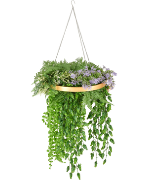 Der künstliche Hängepflanzenfarn UV 40 cm in Ringgold hat einen realistischen grünen Farnwedel, der in einem Goldring angeordnet ist, und wird für eine stilvolle Hängepräsentation an Silberketten aufgehängt.