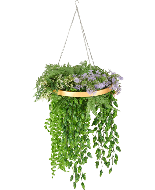 Der künstliche Hängepflanzenfarn UV 40 cm in Ringgold hat einen realistischen grünen Farnwedel, der in einem Goldring angeordnet ist, und wird für eine stilvolle Hängepräsentation an Silberketten aufgehängt.