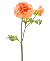 Ein einzelner Stiel der Kunstblume Ranunculus 51 cm hellrosa mit einer großen hellrosa Blüte in voller Blüte, einer kleineren Knospe und grünen Blättern vor einem weißen Hintergrund.