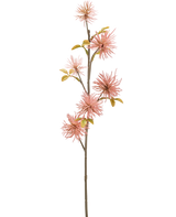 Die Kunstblume Xanthium 53 cm altrosa hat einen langen, schlanken Stiel mit zartrosa Kunstblüten und grün-gelben Blättern vor einem schlichten weißen Hintergrund.