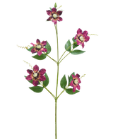 Die künstliche Blume Celematis 78 cm lila hat einen einzelnen grünen Stiel mit fünf blühenden lila Blüten, jede mit spitzen Blütenblättern und einem gelben Herzen, umgeben von grünen Blättern und gekräuselten Ranken, isoliert auf weißem Hintergrund.