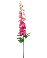Ein einzelner Stiel der künstlichen Blume Delphinium 79 cm in Fuchsia mit lebendigen, geschichteten Blüten, grünen Blättern und ungeöffneten Knospen vor einem weißen Hintergrund.
