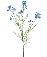 Die Kunstblume Wildes Delphinium 71 cm blau hat einen langen, schlanken grünen Stiel mit fadenförmigen Blättern und blauen Blütensträußen, die sich an der Spitze vor einem weißen Hintergrund verzweigen.