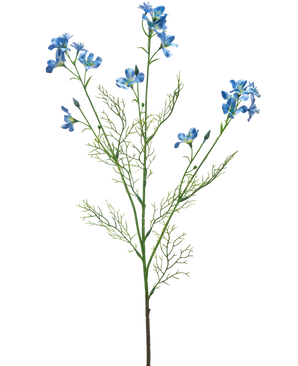 Die Kunstblume Wildes Delphinium 71 cm blau hat einen langen, schlanken grünen Stiel mit fadenförmigen Blättern und blauen Blütensträußen, die sich an der Spitze vor einem weißen Hintergrund verzweigen.