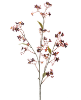 Die Kunstblume Seidelbast 108 cm bordeaux hat einen einzelnen Stiel mit mehreren dünnen Zweigen, kleine dunkelviolette und rosa Blüten mit einem gelben Herzen und ein paar grünen Blättern vor einem schlichten weißen Hintergrund.