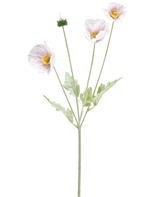 Die Kunstblume Mohn Real Touch lila 60 cm hat einen einzelnen Stiel mit drei hellvioletten Mohnblüten, einer geschlossenen Knospe, gelben Herzen, zarten Blütenblättern und hellgrünen Blättern auf weißem Hintergrund.
