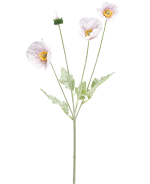 Die Kunstblume Mohn Real Touch lila 60 cm hat einen einzelnen Stiel mit drei hellvioletten Mohnblüten, einer geschlossenen Knospe, gelben Herzen, zarten Blütenblättern und hellgrünen Blättern auf weißem Hintergrund.