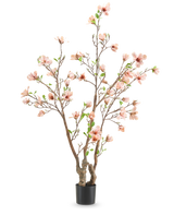 Die Kunstpflanze Magnolie 180 cm ist ein künstlicher Baum im Topf mit mehreren Zweigen, hellrosa Blüten und grünen Blättern vor einem schlichten weißen Hintergrund.