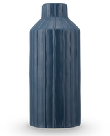 Die Vase Forest Curve 30 cm blau ist eine hohe, zylindrische Vase mit vertikalen Rippen und einer matten dunkelblauen Oberfläche, dargestellt vor einem schlichten weißen Hintergrund.