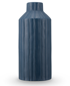 Die Vase Forest Curve 30 cm blau ist eine hohe, zylindrische Vase mit vertikalen Rippen und einer matten dunkelblauen Oberfläche, dargestellt vor einem schlichten weißen Hintergrund.