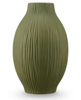 Die Vase Silent Leaf 25 cm grün ist eine grüne Keramikvase mit mattem Finish und vertikalen Rillen auf dem runden, leicht konischen Körper vor einem schlichten weißen Hintergrund.