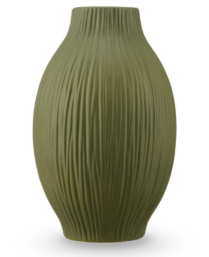 Die Vase Silent Leaf 25 cm grün ist eine grüne Keramikvase mit mattem Finish und vertikalen Rillen auf dem runden, leicht konischen Körper vor einem schlichten weißen Hintergrund.