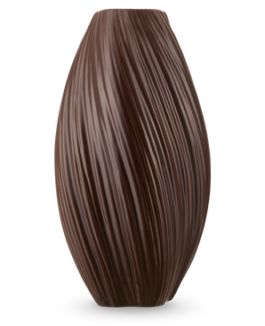 Die Vase Soft Dune 26 cm braun ist eine hohe, dunkelbraune Keramikvase mit einer glatten, glänzenden Oberfläche und einem vertikal gewellten Strukturmuster.