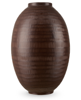 Die Vase Earth Nest 36 cm braun ist eine große, dunkelbraune, ovale Vase mit einem strukturierten Muster aus vertikalen und horizontalen Linien auf einem schlichten weißen Hintergrund.