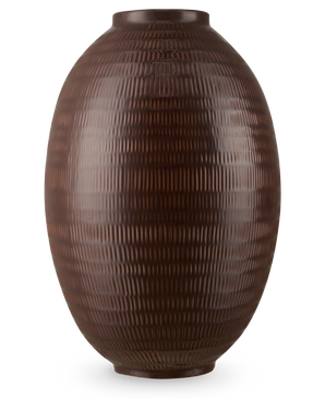Die Vase Earth Nest 36 cm braun ist eine große, dunkelbraune, ovale Vase mit einem strukturierten Muster aus vertikalen und horizontalen Linien auf einem schlichten weißen Hintergrund.