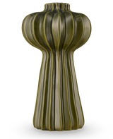 Die Morning Dawdrop Vase 25 cm grün ist eine hohe, moderne Vase mit glänzender olivgrüner Oberfläche, vertikalen Rillen und einer organischen, skulpturalen Form, die sich von einer kugelförmigen Oberseite zu einem eleganten, geriffelten Sockel verjüngt.