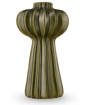 Die Morning Dawdrop Vase 25 cm grün ist eine hohe, moderne Vase mit glänzender olivgrüner Oberfläche, vertikalen Rillen und einer organischen, skulpturalen Form, die sich von einer kugelförmigen Oberseite zu einem eleganten, geriffelten Sockel verjüngt.