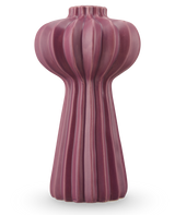 Die Vase Morning Dawdrop 25 cm lila ist eine hohe, skulpturale Vase mit einer matten, tiefvioletten Oberfläche, vertikalen Rillen und einer bauchigen Oberseite, die sich zu einer schlanken Basis hin verjüngt, vor einem schlichten weißen Hintergrund.