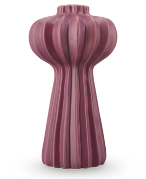 Die Vase Morning Dawdrop 25 cm lila ist eine hohe, skulpturale Vase mit einer matten, tiefvioletten Oberfläche, vertikalen Rillen und einer bauchigen Oberseite, die sich zu einer schlanken Basis hin verjüngt, vor einem schlichten weißen Hintergrund.
