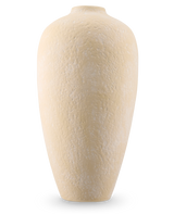 Die Calm Bloom Vase 42 cm beige ist eine hohe, ovale Keramikvase mit strukturierter Oberfläche und schmaler Öffnung, vor einem schlichten weißen Hintergrund.