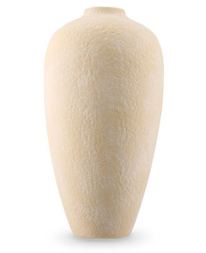 Die Calm Bloom Vase 42 cm beige ist eine hohe, ovale Keramikvase mit strukturierter Oberfläche und schmaler Öffnung, vor einem schlichten weißen Hintergrund.