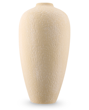 Eine hohe, strukturierte Vase „Calm Bloom“ in gebrochenem Weiß, 42 cm hoch und mit einer schmalen Öffnung oben, abgebildet vor einem schlichten weißen Hintergrund.