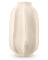 Die Vase Petal Shade 30 cm beige ist eine Vase aus strukturierter Keramik mit mattem Finish und organisch gewellten vertikalen Rippen vor einem hellgrauen Hintergrund.
