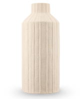 Die Forest Curve Vase 30 cm beige ist eine hohe, zylindrische Keramikvase mit einer matten, strukturierten Oberfläche mit vertikalen Rippenmustern und einem schmalen Hals.