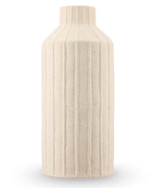 Die Forest Curve Vase 30 cm beige ist eine hohe, zylindrische Keramikvase mit einer matten, strukturierten Oberfläche mit vertikalen Rippenmustern und einem schmalen Hals.