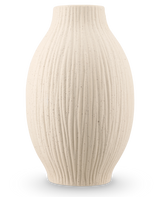 Die Vase Silent Leaf 25 cm in Beige ist eine Vase aus strukturierter Keramik mit rundem Körper, schmalem Hals und vertikalen Rippenlinien vor einem schlichten weißen Hintergrund.