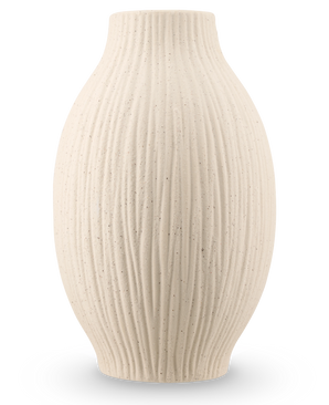 Die Vase Silent Leaf 25 cm in Beige ist eine Vase aus strukturierter Keramik mit rundem Körper, schmalem Hals und vertikalen Rippenlinien vor einem schlichten weißen Hintergrund.