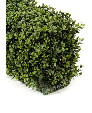 Eine Nahaufnahme der künstlichen Buchsbaumhecke UV 100 x 20 x 25 cm, einer rechteckigen künstlichen Buchsbaumhecke mit dichten kleinen grünen Blättern, dargestellt vor einem schlichten weißen Hintergrund.