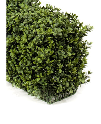 Eine Nahaufnahme der künstlichen Buchsbaumhecke UV 100 x 20 x 25 cm, einer rechteckigen künstlichen Buchsbaumhecke mit dichten kleinen grünen Blättern, dargestellt vor einem schlichten weißen Hintergrund.