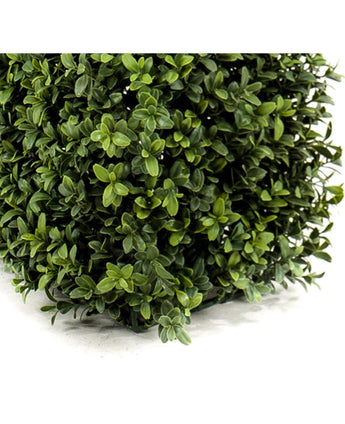 Nahaufnahme von dichten, grünen Blättern an der künstlichen Buchsbaumhecke UV 70x20x25 cm, die eine üppige künstliche Hecke mit kleinen, runden Blättern in verschiedenen Farbtönen bildet. Unten links ist eine dicke, quadratische Ecke sichtbar.