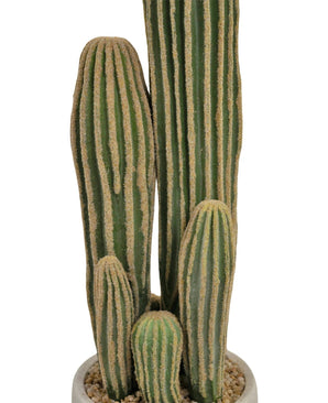 Eine Nahaufnahme des Kunstkaktus 59 cm zeigt mehrere lange, grüne, gerippte Stängel mit gelblichen vertikalen Rillen in einem weißen Topf voller kleiner Kieselsteine.